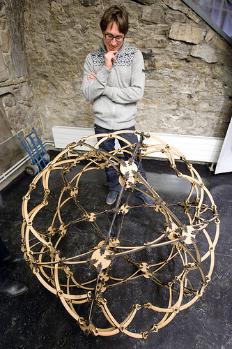 Jean-Michel devant l'une de ses dernières créations