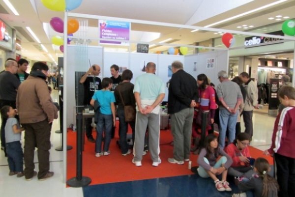 Le stand sur les fluides complexes à Grand'Place lors de la Fête de la science 2012