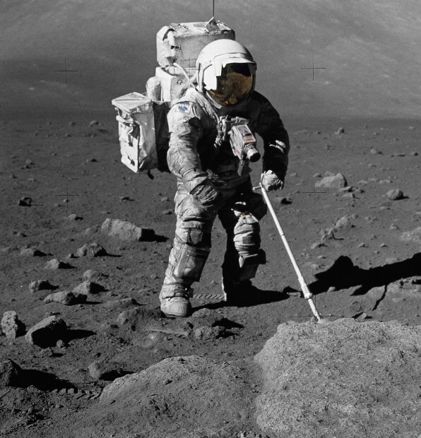 Image de la NASA montrant un astronaute couvert de poussière sur la Lune