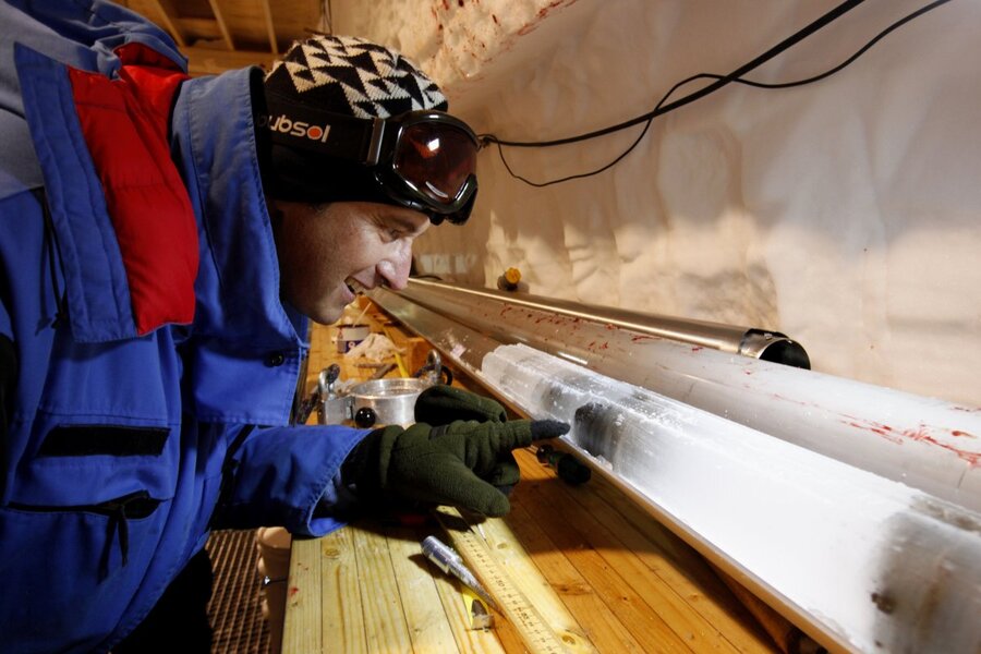 Jérôme Chappellaz s'"émerveillant" devant le morceau de socle rocheux enchassé dans la dernière carotte du forage 