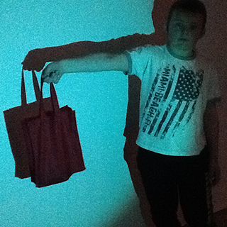 Un sac change de couleur sous lumière bleue - classe de Mme Voisin (école élémentaire de Choisy - Haute-Savoie)