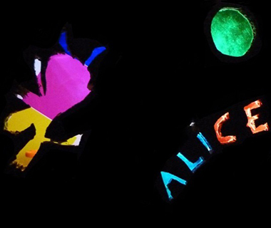 œuvre sur le thème d'Alice, au pays des couleurs (écolé primaire de Saint-Clair-sur-Galaure - Isère)