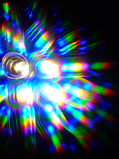 Image d'une source lumineuse à travers un filtre de diffraction (école primaire de Saint-Clair-sur-Galaure - Isère)