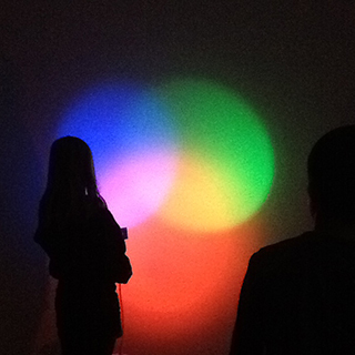 Mélange de couleurs lumières - classe de Mme Voisin (école élémentaire de Choisy - Haute-Savoie)