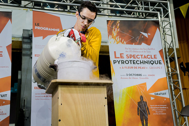 ExperimentBoy avant et après avoir fait joujou avec de l'azote liquide